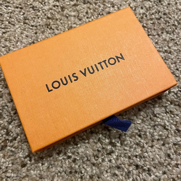 Louis Vuitton authentic box with earring tag - Picture 3 of 3